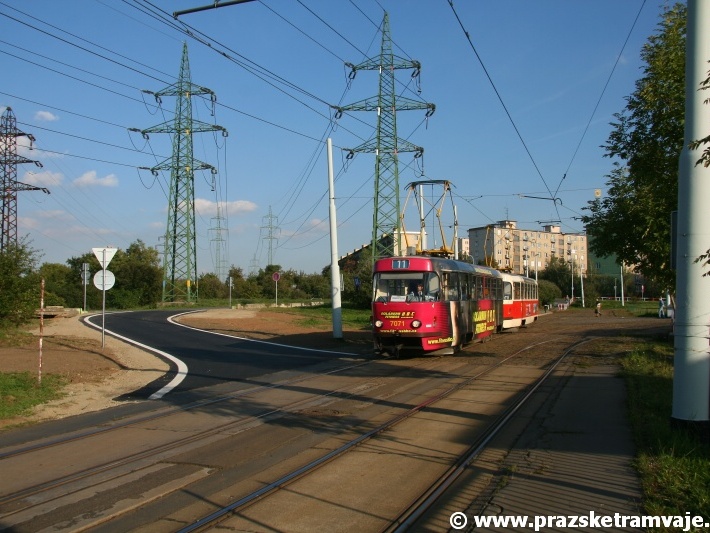 Souprava vozů T3SUCs ev.č.7071+7070 vypravená na linku 11 opustila smyčku Spořilov a po samostatném tělese se přibližuje k místu připojení provizorní komunikace sloužící k nájezdu autobusů na tramvajovou trať. | 21.9.2010