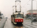 Do zastávky Červený Vrch míří souprava vozů T3SUCS ev.č.7082+7083 vypravená na linku 31 částečně nahrazující po povodních uzavřené stanice metra linky A. | 27.12.2002