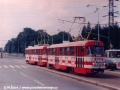 Souprava vozů T3SUCS ev.č.7148+7149 vypravená na linku 26 ve slušivém reklamním nátěru propagujícím zmrzliny Algida minula manipulační trať napojující vozovnu Vokovice. | léto 1994