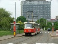 Souprava vozů T3SUCS ev.č.7164+7165 vypravená na linku 18 odbavuje cestující v nástupní zastávce Vozovna Pankrác. | 14.5.2006