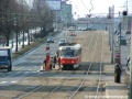 Přiblížení traťového úseku okolo smyčky Červených Vrch způsobilo, že souprava vozů T3SUCS ev.č.7190+7191 vypravená na linku 26 stanicuje v zastávce Červený Vrch umístěné v hrozném dolíku... :-) . | 14.3.2005