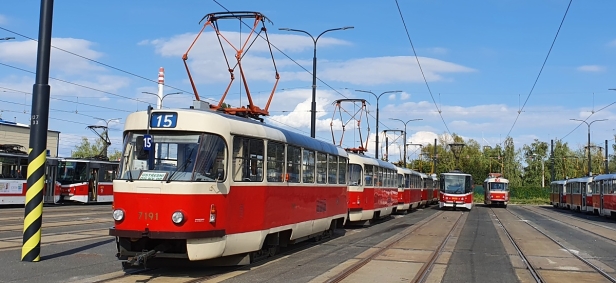Souprava vozů T3SUCS #7191+#7275 vypravovaná na linku z odstavného kolejiště hloubětínské vozovny v areálu Opravny tramvají. | 7.9.2020