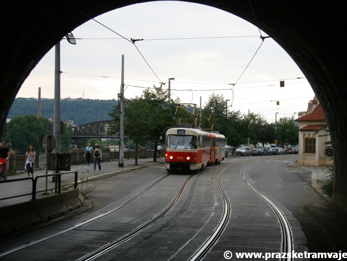 Souprava vozů T3SUCS ev.č.7222+7269 vypravená na linku 3 se za chvíli vnoří pod klenbu Vyšehradského tunelu. | 15.7.2008