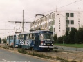 Souprava vozů T3SUCS ev.č.7262+7263 vypravená na linku 7 opustila zastávku Nademlejnská a obloukem míří ke Starému Hloubětínu. | 5.10.2002