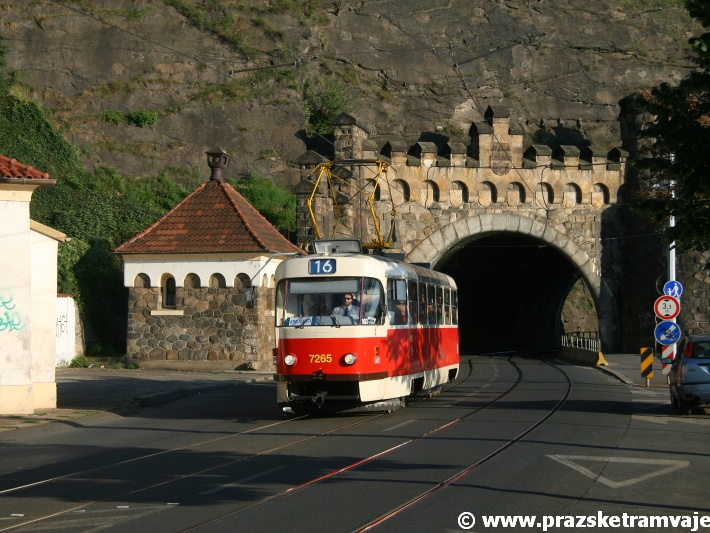 Vůz T3SUCS ev.č.7268 vypravený na linku 16 opustil Vyšehradský tunel a míří k Výtoni. | 21.8.2010