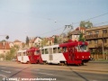 Souprava vozů T3SUCS #7278+#7279 vypravená na linku 9 stoupá Plzeňskou ulicí k zastávce Hlušičkova, na vozech je patrný barevný základ po reklamně na cigarety Marlboro. | jaro 1993