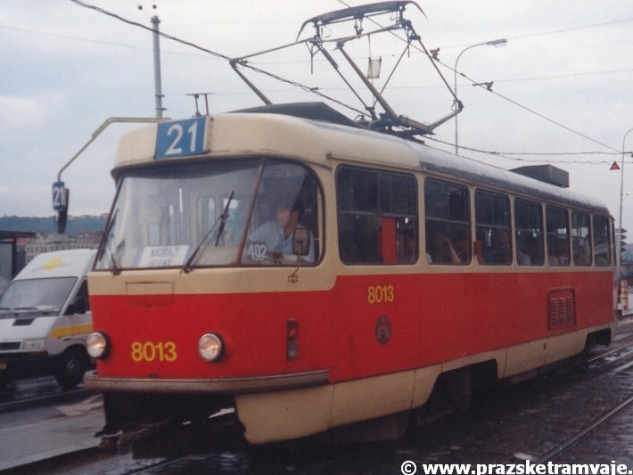 Vůz T3M ev.č.8013 vypravený na linku 21 stanicuje v zastávce Výtoň. | jaro 1995