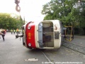 V ulici Hládkov se uskutečnilo cvičení záchranářů simulující záchranu zraněných z převrácené tramvaje po střetu s nákladním automobilem. Ke cvičení posloužil uměle vykolejený a převrácený vyřazený vůz T3M ev.č.8018. | 18.9.2015