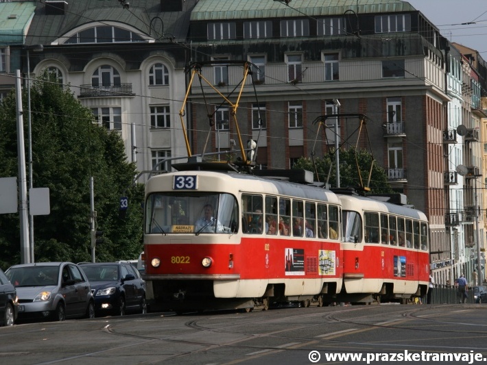 Souprava vozů T3M ev.č.8022+8037 vypravená na linku náhradní dopravy 33 vyčkává na křižovatce Palackého náměstí na signál volno. | 20.7.2010