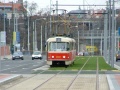 K zastávce Ocelářská se zatravněným úsekem blíží souprava vozů T3M ev.č.8093+8099 vypravená na linku 3. | 27.3.2004