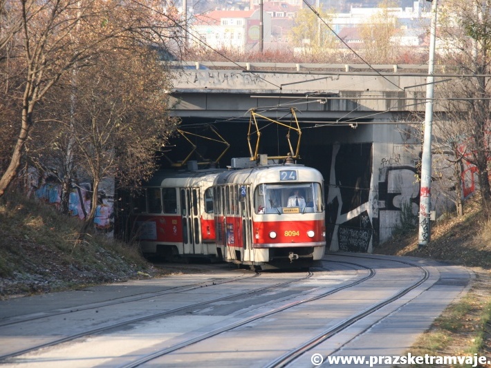 Souprava vozů T3M ev.č.8094+8020 vypravená na linku 24 podjezdem pod Jižní spojkou míří ke smyčce Spořilov. | 29.11.2011