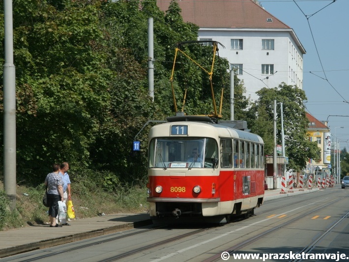 Vůz T3M ev.č.8098 vypravený na linku 11 vjíždí do prostoru dočasně přesunuté zastávky Chodovská. Nástupiště stálé zastávky vpovzdálí právě prochází rekonstrukcí. | 2.8.2009