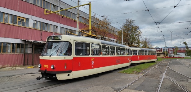 Vůz T3R.PV #8172 (→ ex T3 #6670) zamířil do Opravny tramvají na prohlídku stupně PÚ, zatímco z ním stojící vůz T3R.P ev.č.8545 (→ ex T3SUCS #7272) je na prohlídce stupně PO. | 26.10.2023
