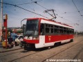 V zastávce Výtoň na lince 7 stanicuje další z prototypů, které se o víkendovém sólo provozu linky 7 na ní objevovaly, vůz T3R ev.č.8205. |26.5.2001