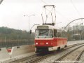 Vůz T3R.P ev.č.8222 klesá k zastávce Hlubočepy po mostní estakádě přes Růžičkovu rokli. | 1.11.2003