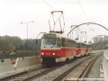 Souprava vozů T3R.P ev.č.8231+8306+8309 klesá po mostní estakádě přes Růžičkovu rokli k zastávce Hlubočepy. | 1.11.2003
