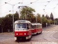 Souprava vozů T3R.P ev.č.8240+8236 na lince 18 projíždí obloukem křižovatky Vozovna Střešovice od Petřin. | 30.8.2003