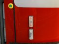Vnější tlačítko otevírání dveří na vozech T3R.PLF je konečně umístěno také ve sloupcích před prvními a za posledními dveřmi ve společnosti nového, líbivého, typy obrysových, směrových a brzdových světel. | 16.3.2007