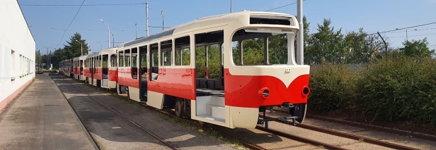 Skříně budoucích vozů T3R.PLF #8290, #8289 a #8288 odstavené na povrchové koleji v Opravně tramvají. | 13.9.2021