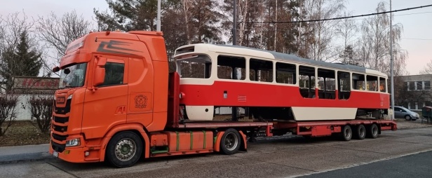 V pátek 17. prosince 2021 dorazila do pražské Opravny tramvají skříň dalšího částečně nízkopodlažního vozu T3R.PLF. Ta na snímku by měla nést evidenční číslo 8291 a pokud vše půjde podle předpokladů, zdrojem většiny jejích komponentů bude vůz T3R.P #8230, který byl značně poškozen při železniční nehodě na Kotlářce 4. června 2019. Původní evidenční číslo vozu, před modernizací na typ T3R.P v roce 2001 bylo #6539. | 17.12.2021