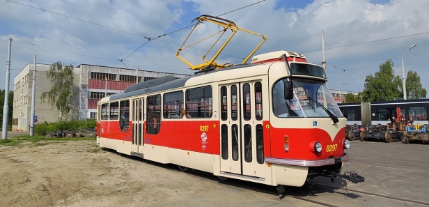 Oživovaný vůz T3R.PLF #8297 (ex T3R.P #8506 → ex T3 #6955) v Opravně tramvají. | 4.9.2023