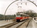 Souprava vozů T3R.P ev.č.8303+8211+8212 klesá po estakádě přes Růžičkovu rokli k zastávce Hlubočepy. | 1.11.2003