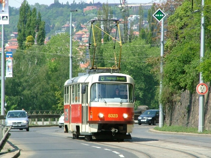 Vůz T3R.P ev.č.8323 vypravený na linku 6 projíždí Podolským nábřežím pod Vyšehradem k Podolské vodárně. | 20.5.2005