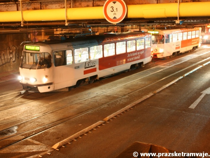Souprava vozů T3R.P ev.č.8336+8337 se po rekonstrukci tratě ve Vyšehradském tunelu vrací z vyhnanství v Podolí do domovské vozovny Pankrác a pod železničním mostem na Výtoni vyčkává na signál volno. | 26.11.2008