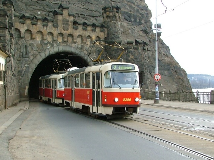 Souprava vozů T3R.P ev.č.8356+8357 vypravená na linku 3 opouští Vyšehradský tunel a míří k Výtoni. | 15.3.2004
