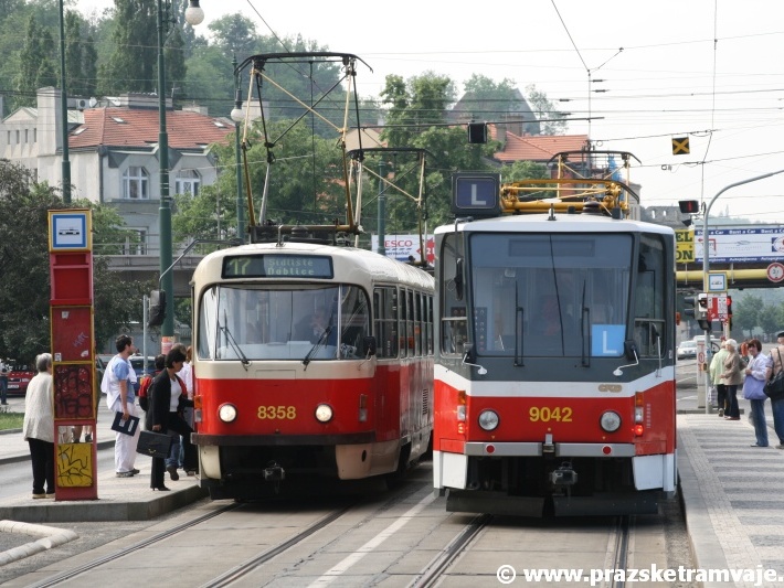 Na Výtoni se v zastávce setkala souprava vozů T3R.P ev.č.8358+8359 vypravená na linku 17 s vozem KT8D5 ev.č.9042 na cvičné jízdě. | 31.5.2007