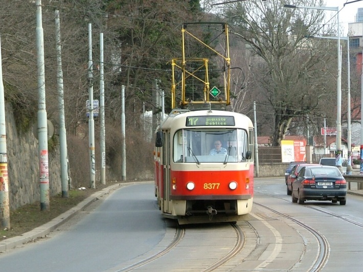 Souprava vozů T3R.P ev.č.8377+8401 vypravená na linku 17 míří Podolským nábřežím do Vyšehradského tunelu. | 15.3.2004