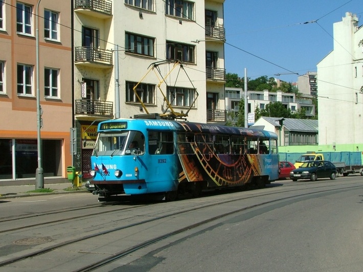 Vůz T3R.P ev.č.8392 vypravený na linku 11 projíždí obloukem k zastávce Michelská. | 6.7.2011