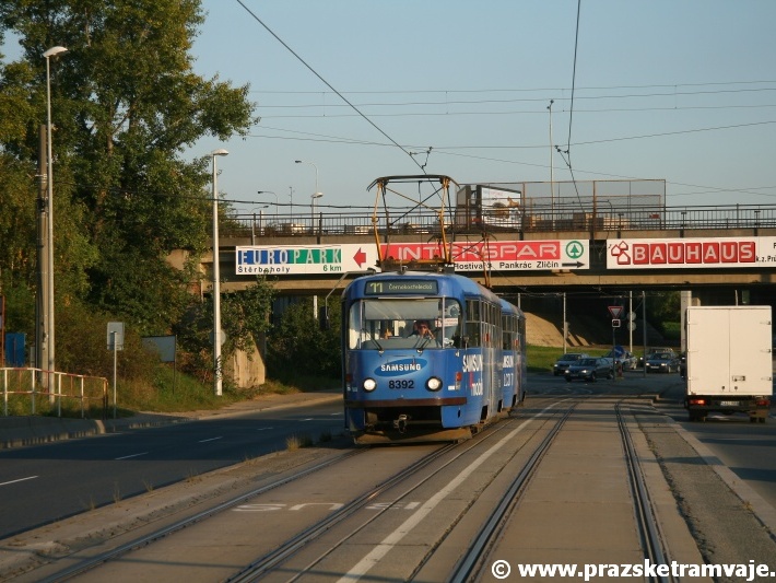 Souprava vozů T3R.P ev.č.8392+8393 vypravená na linku 11 překonává v Chodovské ulici při jízdě k zastávce Teplárna Michle most nad odstavným železničním nádražím Praha-Jih. | 21.9.2010