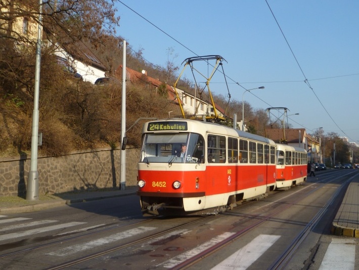 Souprava vozů T3R.P ev.č.8452+8453 vypravená na linku 24 opustila zastávku Michelská a míří k zastávce Pod Jezerkou. | 29.11.2011