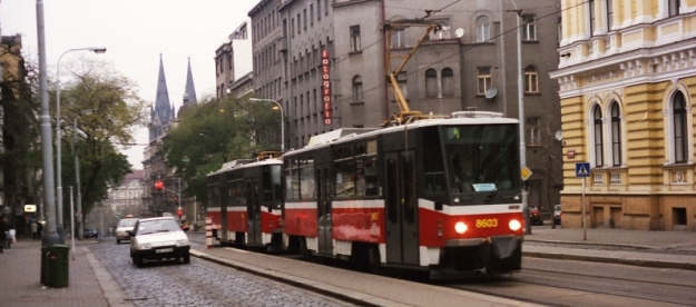 Souprava vozů T6A5 ev.č.8603+8604 vypravená na linku 4 vjíždí do zastávky Jana Masaryka. | 11.11.1995