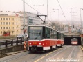 Souprava vozů T6A5 ev.č.8609+8610 vypravená na linku X-B opustila podjezd Těšnov a vyjíždí na Hlávkův most | 14.12.2002