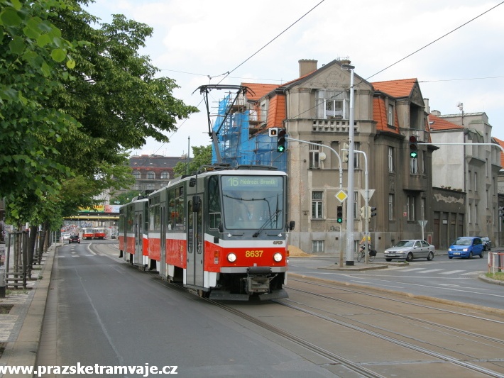 Souprava vozů T6A5 ev.č.8637+8638 vypravená na linku 16 překonává při jízdě k Vyšehradskému tunelu světelně řízenou křižovatku s Libušinou ulicí. | 31.5.2007