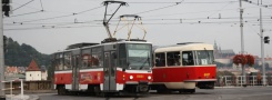 Oba typy tramvají, jenž jsou v pražských ulicích na odpis, tedy T6A5 ev.č.8661 a T3 ev.č.6921 vypravené na linku 7, se potkali na křižovatce Palackého náměstí. Ještě, že ty Hradčany nám snad vydrží... | 17.9.2011