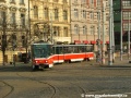 Souprava vozů T6A5 ev.č.8677+8678 vypravená na linku 16 projíždí obloukem na Palackého náměstí mezi stejnojmennými zastávkami | 23.1.2006