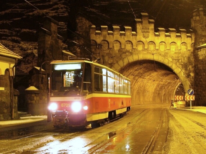 U Vyšehradského tunelu pózuje vůz T6A5 ev.č.8701 na záložním vlaku mířícím do Myslíkovy ulice. | 13.1.2004