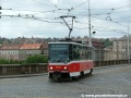 Vůz T6A5 ev.č.8705 vypravený na linku 6 vjíždí omezenou rychlostí z Palackého mostu do prostoru kolejového esíčka křižovatky. | 21.5.2006
