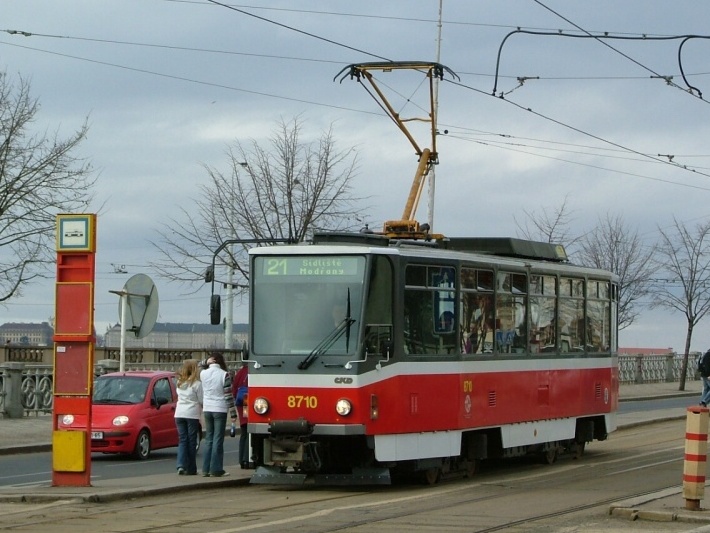 Vůz T6A5 ev.č.8710 vypravený na linku 21 stanicuje na Palackého náměstí. | 15.3.2004