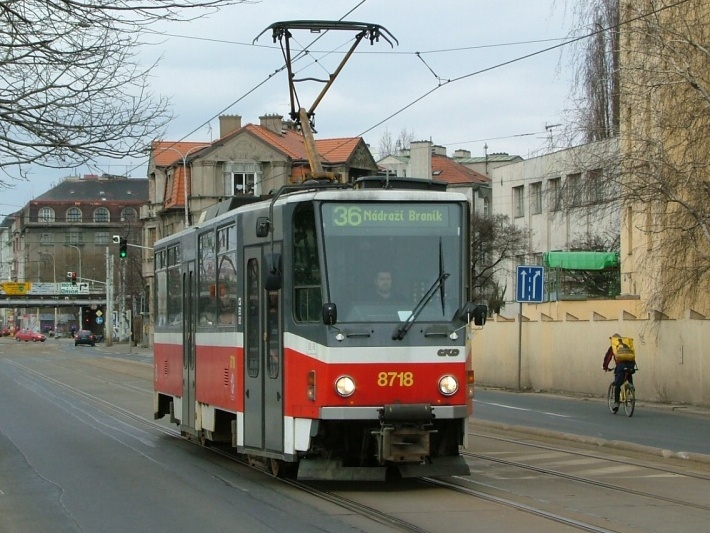 Vůz T6A5 ev.č.8718 vypravený na linku 36 míří po Rašínově nábřeží k Vyšehradskému tunelu. | 15.3.2004