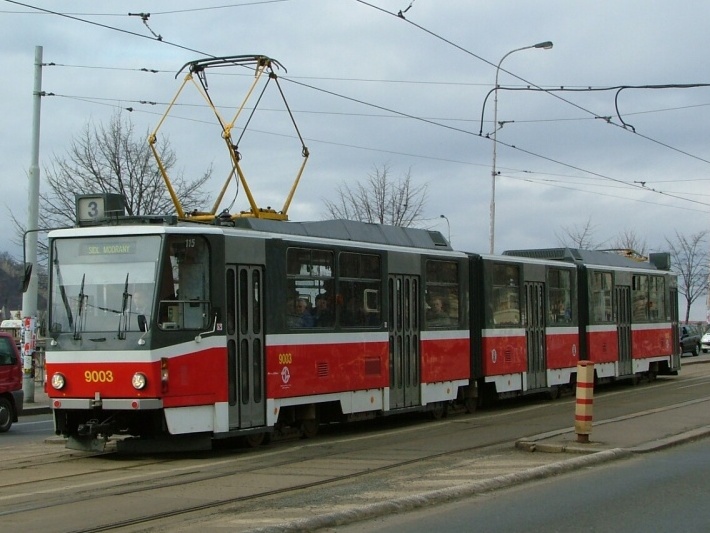 Vůz KT8D5 ev.č.9003 z první série vozů pro Prahu vypravený na linku 3 právě opustil zastávku Palackého náměstí. | 15.3.2004