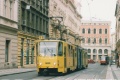 Dlážděnou ulicí k Senovážnému náměstí míří vůz KT8D5 ev.č.9009 vypravený na linku X-B. | 7.9.2002