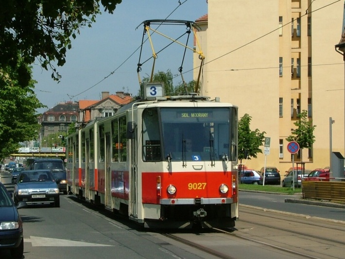 K Vyšehradskému tunelu uhání po Rašínově nábřeží vůz KT8D5 ev.č.9027 vypravený na linku 3. | 20.5.2005