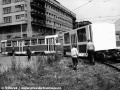 Vůz T3M ev.č.8053 „vytahuje“ spojovacím obloukem z vlečky ČKD na tramvajovou trať v ulici Za Ženskými domovy střední článek vozu KT8D5 ev.č.9047. | 9.6.1990