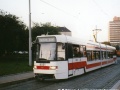 Do nástupní zastávky smyčky Vozovna Pankrác vjíždí vůz RT6N1 ev.č.9051 během svých zkušebních jízd. | 1996