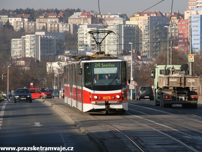 Vůz KT8D5.RN2P ev.č.9079 vypravený na linku 24 míří Chodovskou ulicí ke smyčce Spořilov. | 29.11.2011