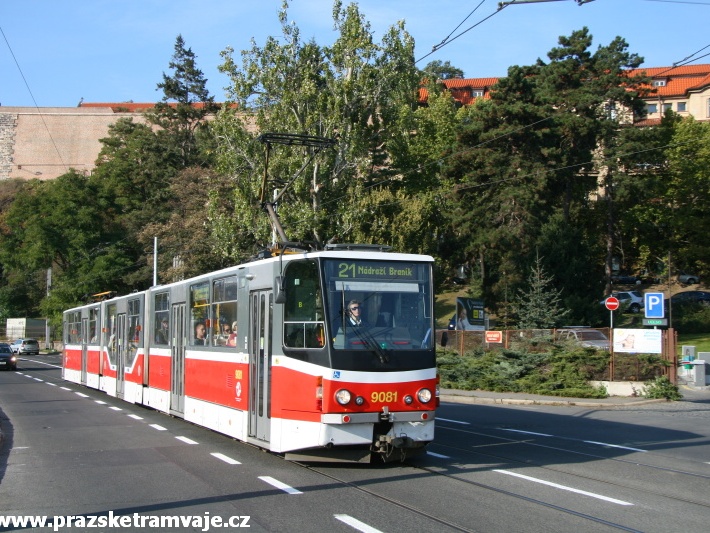 Vůz KT8D5.RN2P ev.č.9081 vypravený na linku 21 míří po nábřeží k Podolské vodárně. | 18.10.2011